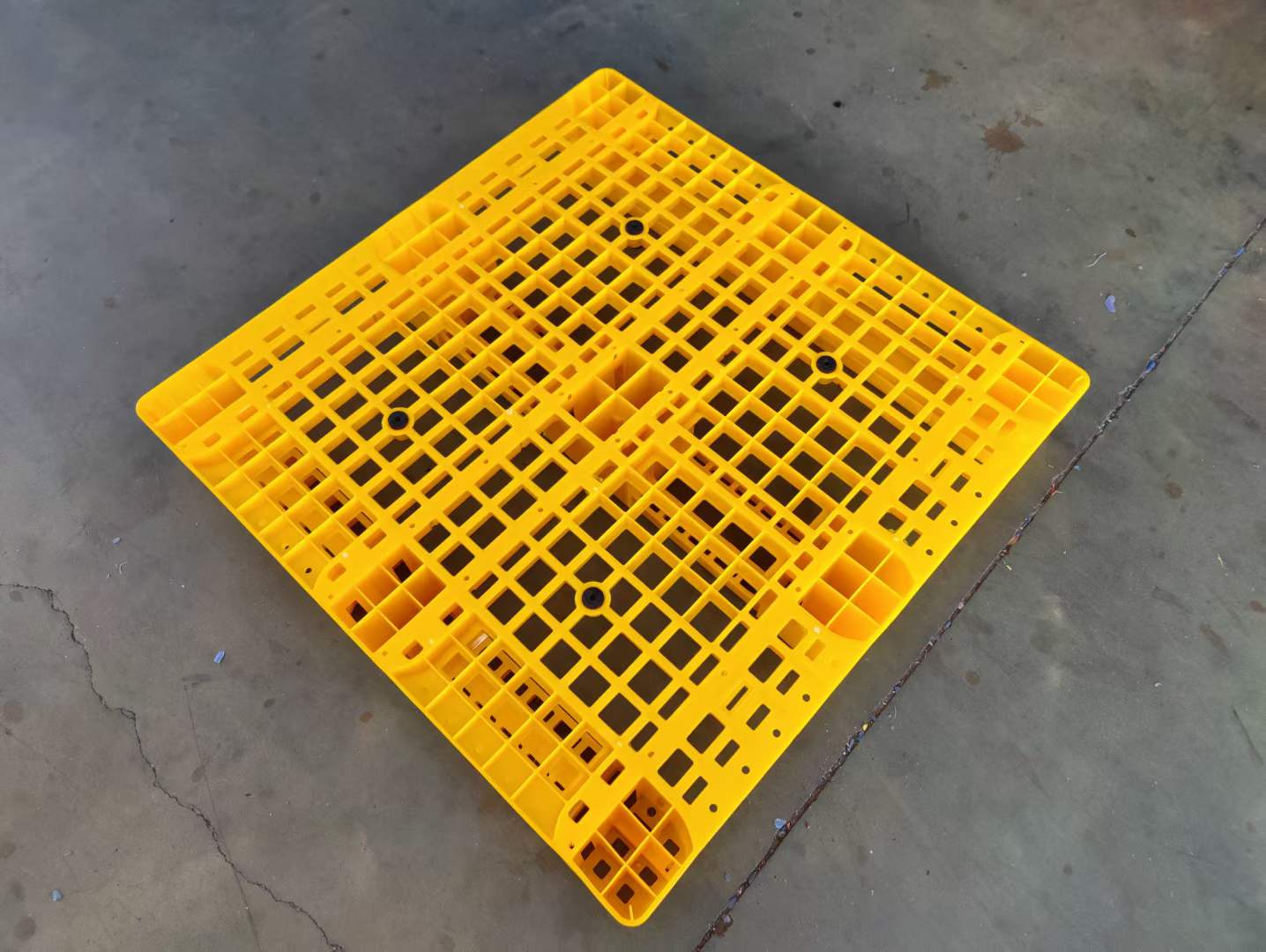 塑料托盤生產(chǎn)廠家告訴你，使用塑料托盤的時候需要注意一些問題