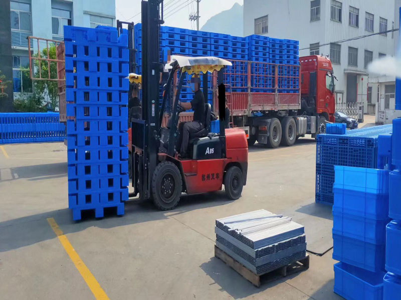 使用塑料托盤(pán)和叉車(chē)時(shí)有哪些注意事項(xiàng)？