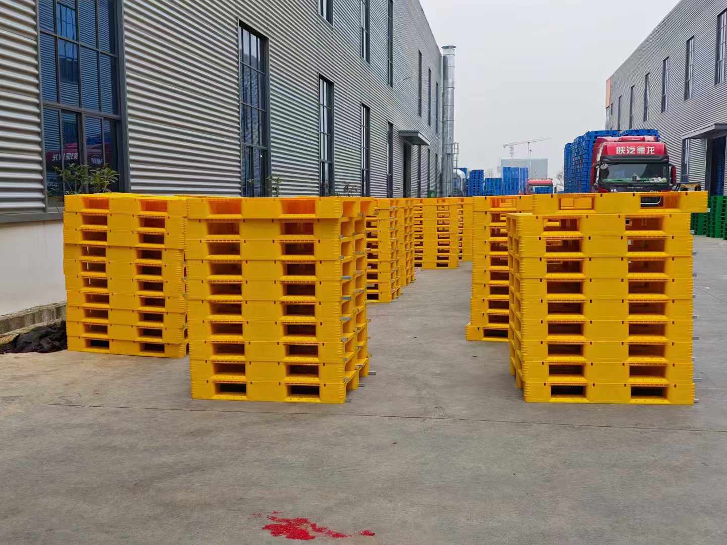 倉(cāng)儲(chǔ)塑料托盤在倉(cāng)庫(kù)使用時(shí)需要注意的事項(xiàng)?