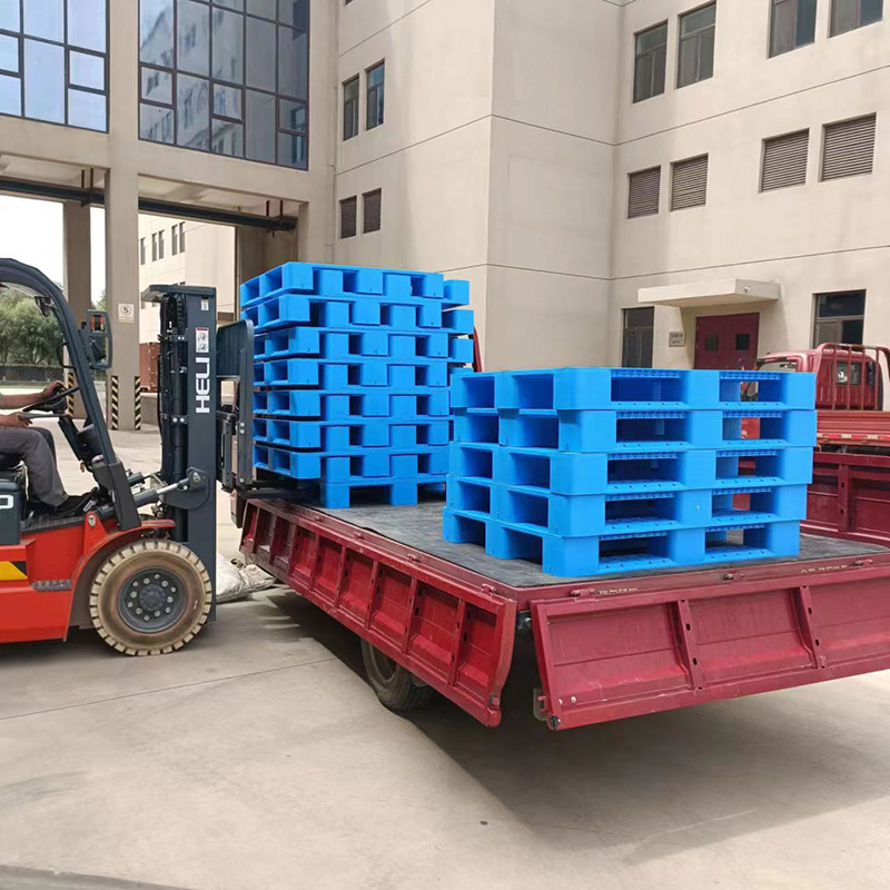 塑料托盤廠家?guī)私馐褂盟芰贤斜P的注意事項(xiàng)