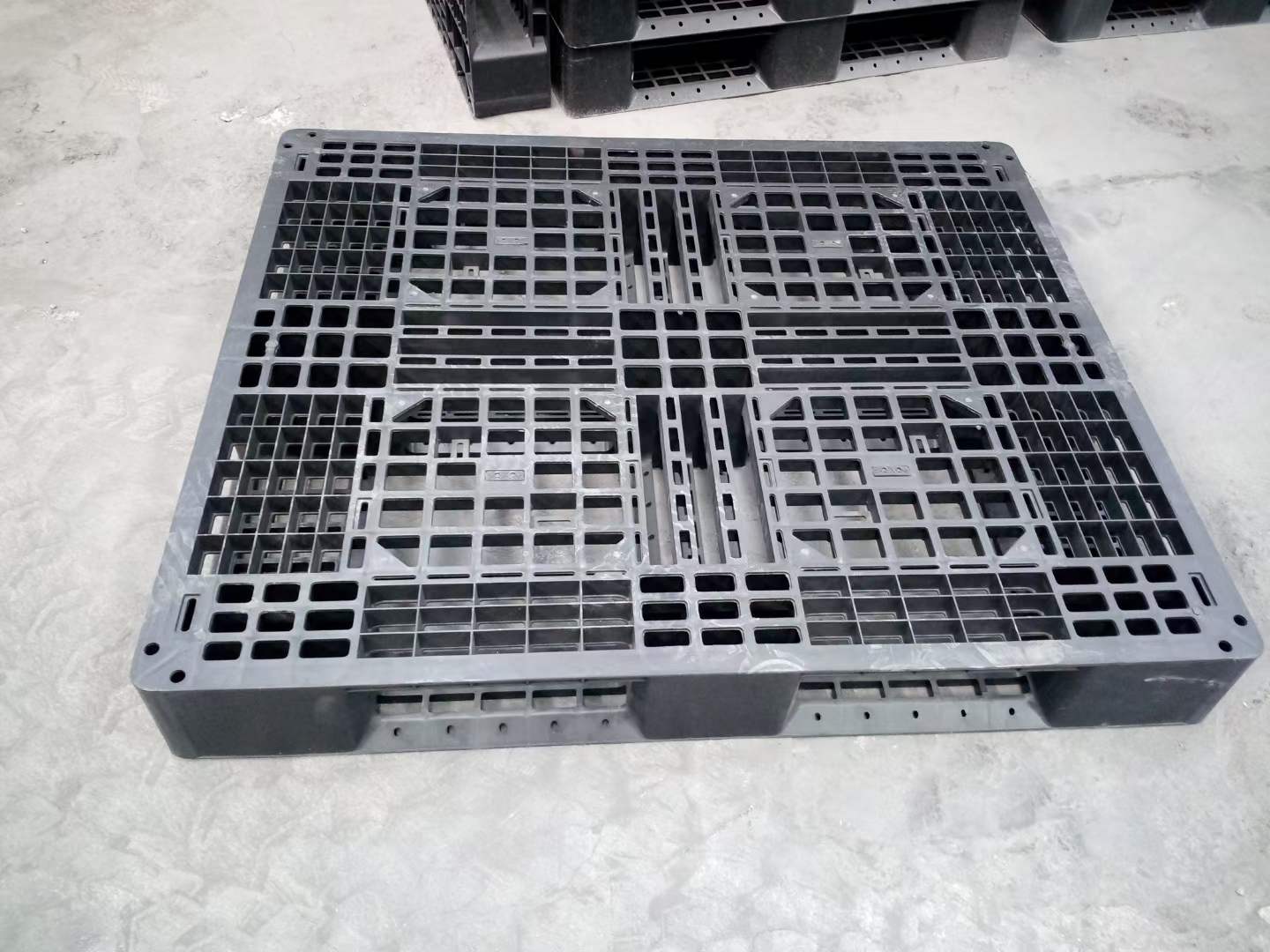 溫度對塑料托盤性能有什么影響？