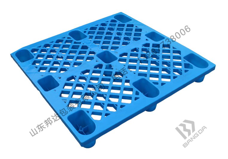 網格與平板塑料托盤,哪一種更強?